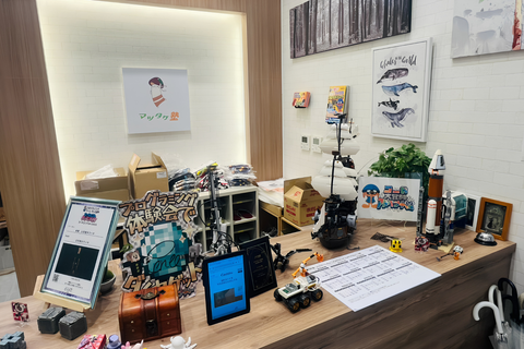 教室の入口には、楽しいグッズや作品がずらり！
