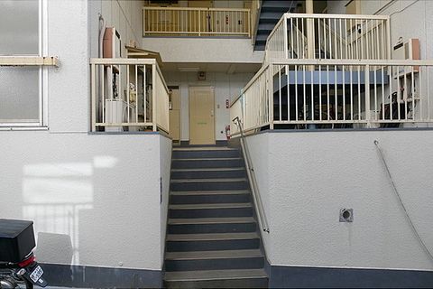 こちらの入り口から階段を上って３階です
