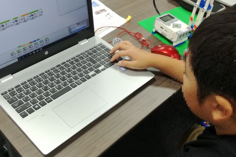 モーターやセンサーなどの制御を通じてプログラミングを学んでいきます。