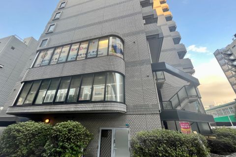 外階段上がった3階に校舎ございます
