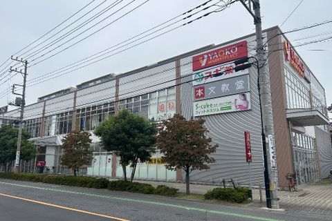 東武アーバンパークライン岩槻駅西口を出て、ロータリーの先に在るヤオコー岩槻西町店2階文教堂岩槻店の中に教室が御座います。