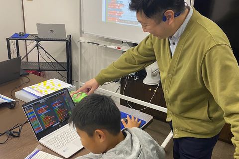 中級コースの授業風景です。先生も一緒に考えてます。