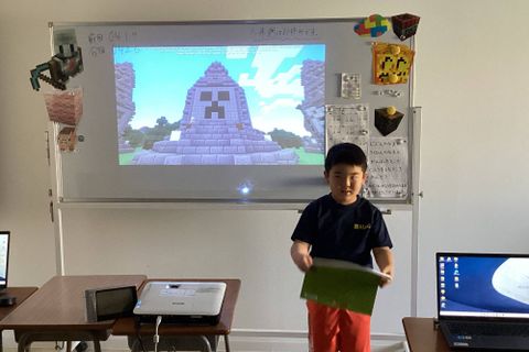 みんなの前で元気よく発表しよう！