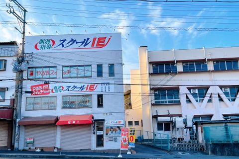 和泉市立信太小学校のすぐ東隣りのスクールIEの建物です。受付は２階になります。