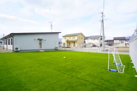 授業後は人工芝の庭で遊びましょう！