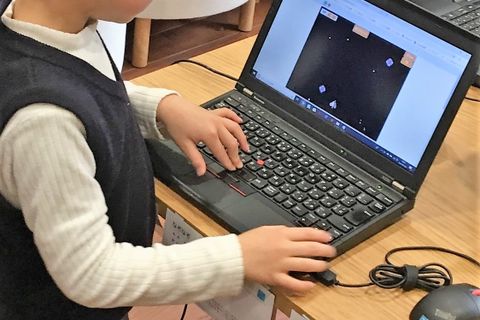 いろいろな年齢の子が一緒に参加。お兄さんたちの作品を見ると意欲がわきますね。