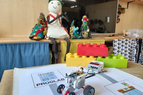 作ったロボットといっしょに写真を撮ったよ