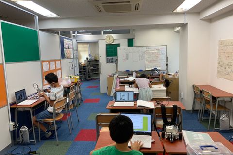 八王子校では、生徒一人ひとりがそれぞれの課題に向き合うだけでなく、学年の垣根を超えて授業の成果や意見交換を行っています。