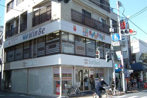 一階がSoftBankのビルの２階となっております。