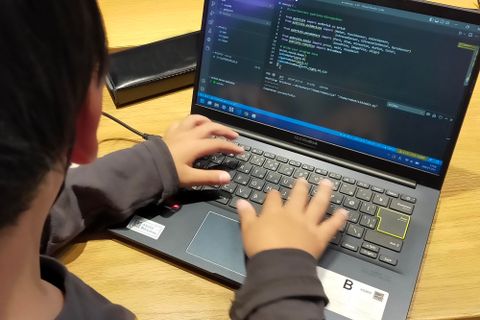 YouTubeなどでも使用されているプログラミング言語Python（パイソン）が学べます