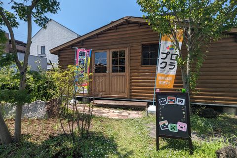 木の香りのするログハウスでリラックスしてプログラミングを楽しんでいただけます。