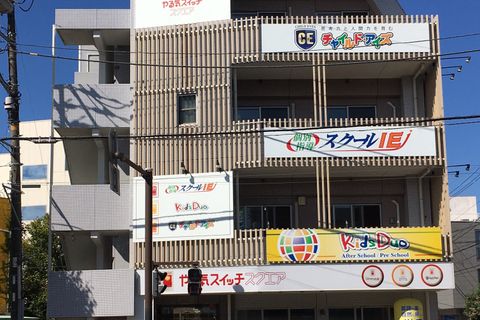 港南橋交差点 角、ファミリーマートの向かいです。