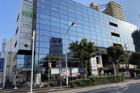 こちらのビルの５階、エレベーター前すぐです！