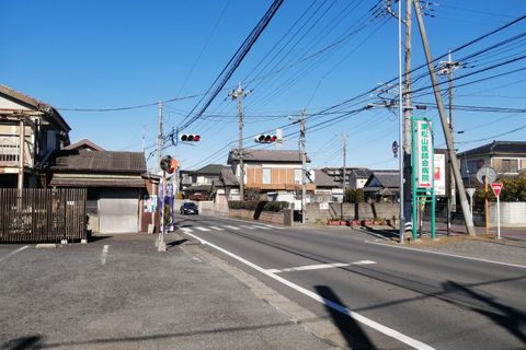 医師会病院看板が目印です。北には東松山郵便局、南にはビバモールがあります。