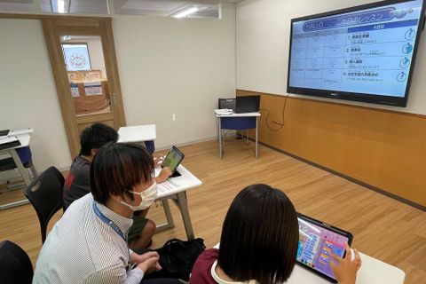 大きなモニターのついたHALLO専用の教室でレッスンを行います！