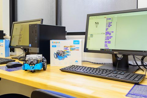 貸し出し用のパソコン完備。持ち込みもご相談下さい！