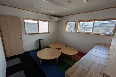 隣の部屋では自学スペースもあります！ 本校では放課後倶楽部と併設しております。