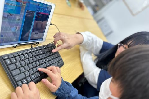 キーボードを使った本格的なコーディングも学べます。 気分はすっかりゲームクリエイター！！英語にとても近い文法なのでいつのまにか英語も覚えられます！
