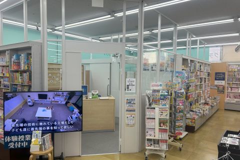 書店児童書コーナーに隣接して教室が御座います。