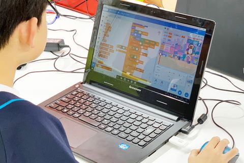 プログラミングブロックを組み合わせてゲームを作成