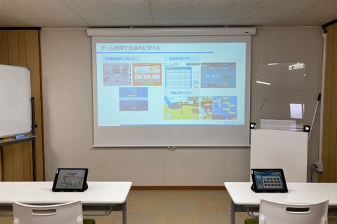 教室①の風景です。広々と大きなプロジェクターを使用しています！