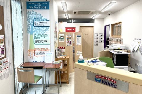建物に入ってすぐ右の階段を上っていただけますと受付がございます。
