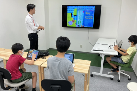 レッスンのイメージです。小集団形式でレッスンを行います！みんなに発表を行ったりします！
