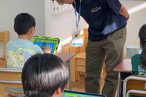 HALLOでの学習は教材にそって一人一人のペースで進んでいきます。
