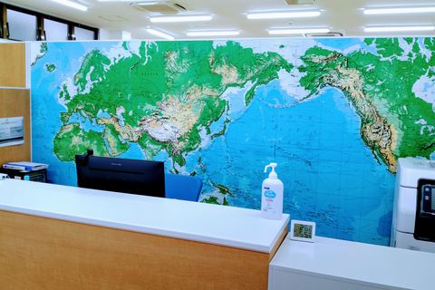 HALLO 教室内入り口を入ると世界地図が。ここから世界に向けて子供たちが羽ばたいていきます。