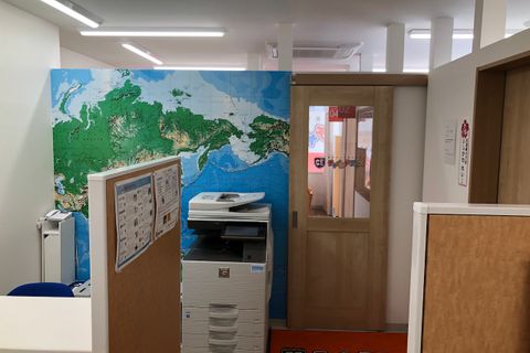 入り口カウンター周りです。この奥が授業部屋です。