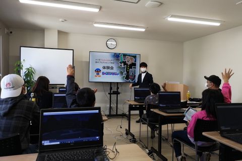 体験会の様子。来てくれた子どもたちも積極的に発言してくれてる！