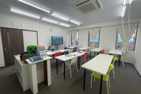 入り口から見た教室です！中級コースの中高生男子でもゆったり座れる大きな机でレッスンしていただけます！