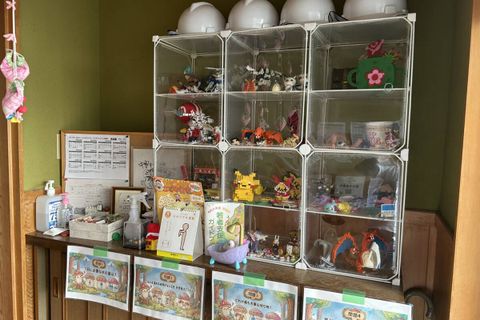 玄関に入ったらいろいろな作品が飾ってあるよ