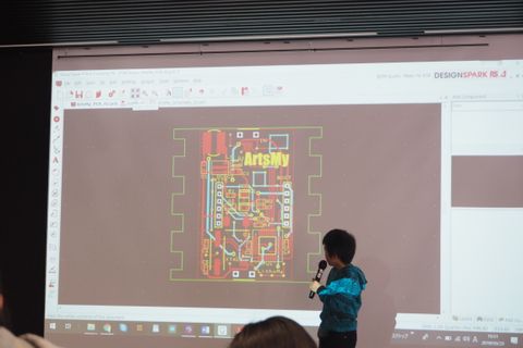 成果報告会で、会社に納品した回路図について説明しました