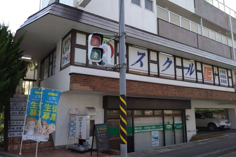 デニーズさんの隣にある建物です。自転車も置けます。