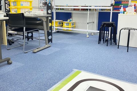 Crefus柏校は柏駅南口からすぐの、とてもアクセスの良い教室です。すぐ隣がこども園ということもあり、年長さんから高校生まで幅広い学年の生徒が在籍しています。