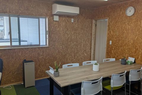 こちらの長テーブルにて授業を行います！学年関係なく一緒にプログラミングを学び合える空間となっています！