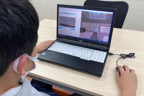 動画授業を見ながらマイクラを操作します