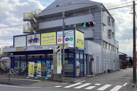 交差点すぐそば、あざやかな黄色い看板が目印です★