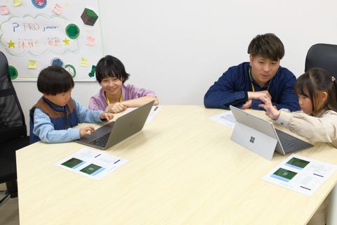 現役のエンジニアが講師として授業を行います。