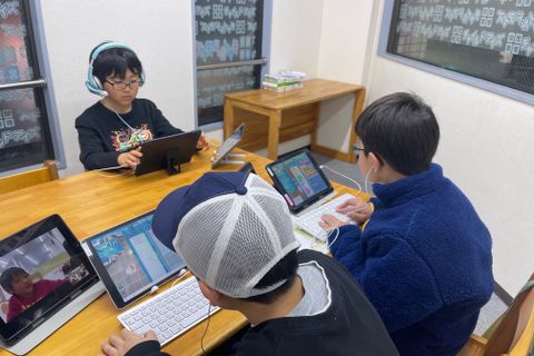 オンラインでレッスン中！それぞれの課題に取り組んでいます。