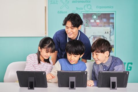 子どもの宝石を見つける教育「やる気スイッチグループ」の指導メソッドを用いて、一人ひとりの生徒に寄り添い、得意を小集団のレッスンを実施しています。
