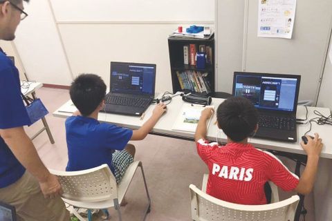 パソコンを使って操作します。