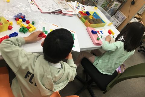 ブロックを使った楽しいパズルに取り組んでいます！