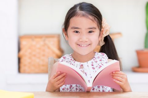 読書を通じて、国語力を高めます。