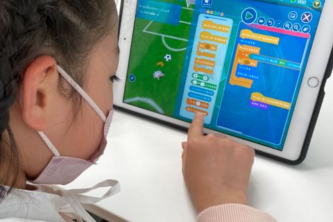 タブレットを使用。ゲーム感覚で本格的なプログラミングの基礎知識を学べるので、初心者でもタッチパネルで簡単に学ぶことができます！