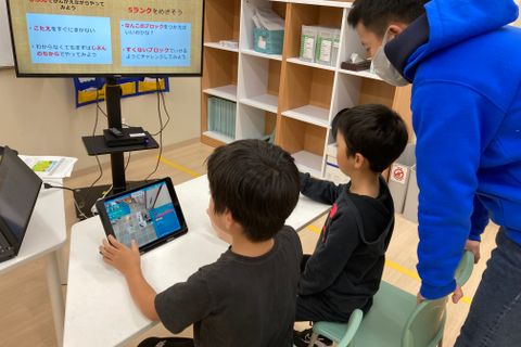 普段のレッスンの様子。つまずく様子があれば、コーチがヒントを出してくれます！