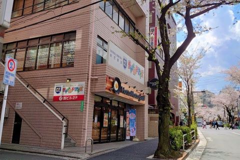 1階は「ほっともっと」さんです。左側の階段からお越しくださいませ。