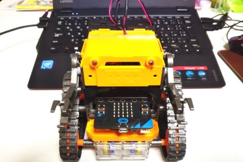 教材で使用するロボットです。無線ラジコンで走るよ！
