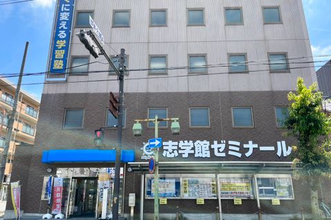 ①教室の外観の写真